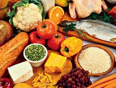 Αυτές είναι οι 7 τροφές που πρέπει να αποφεύγουν οι άνω των 50 ετών